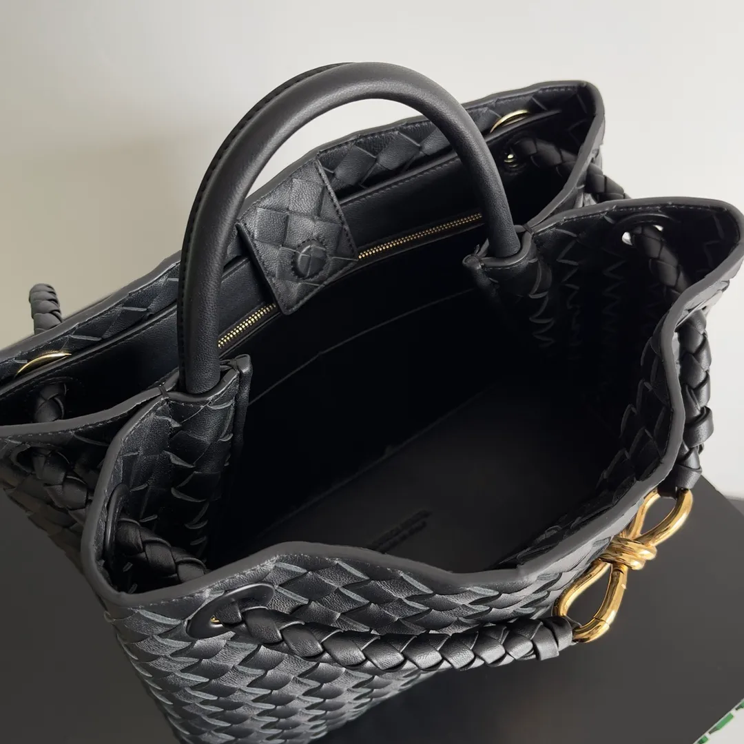 The 2023 new Andiamo batch of 2260 BV has been shipped‼ ️Really popular🔥The new Andiamo woven handbag launched by Bottega Veneta this season is really popular all over the world! ! Celebrities at home and abroad have worn it, and Oscar-winning actress Michelle Yeoh has taken it out on the street. Song Jia, Trai Yara, Yu Feihong, Sanji Ayaka, Rosie Hunting-Whiteley, Yoshioka Riho, etc. have all picked up this bag. It is classic and versatile, showing off its temperament, and the bag capacity is also large, which is very convenient for daily commuting! ! A variety of carrying methods, the shoulder straps can be adjusted by yourself, the original lambskin feels soft and delicate, and the unisex style breaks the gender boundaries and brings a more practical and long-lasting use experience. Andiamo, which has both elegant and casual styles, perfectly interprets the true appearance of "fashionable old money style". Style number: 743572 Size: 32*24*12